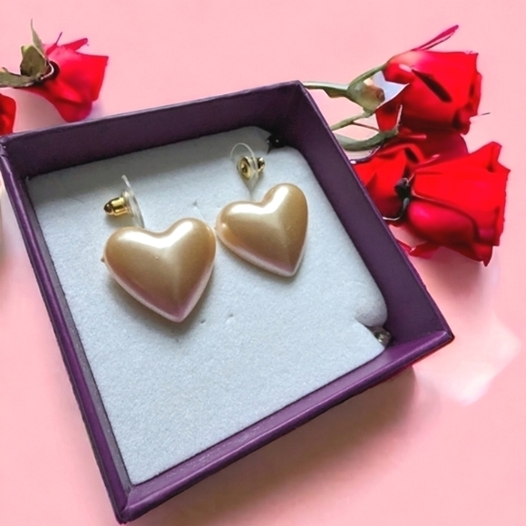 Vintage • Faux Pearl Heart Earrings with Gift Box - Picture 1 of 1